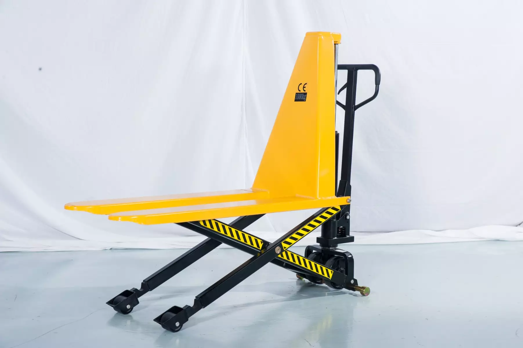 BENEFITS OF USING A HIGH LIFT PALLET TRUCK